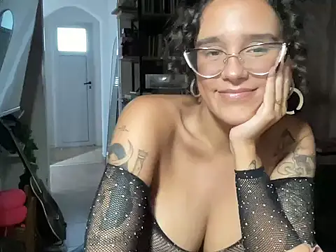 Snapshot of curlybb55 chatting on February 18, 2026, 9:22 pm curlybb55 online show from February 18, 2026, 9:22 pm