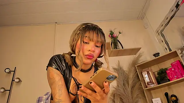 Tylla   online show from April 1, 2026, 4:57 am