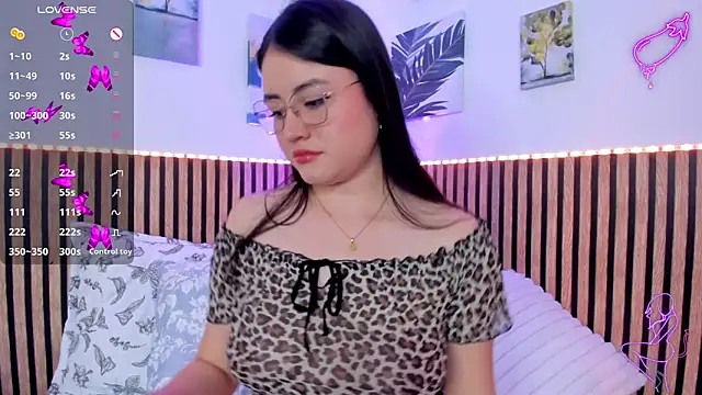 Lyra Noire online show from April 22, 2026, 6:42 pm