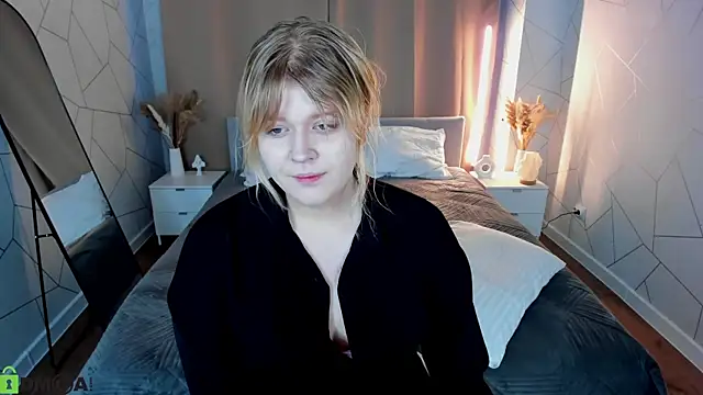 Snapshot of luna_c0ra chatting on February 27, 2026, 1:05 am luna c0ra online show from February 27, 2026, 1:05 am