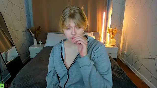 Snapshot of luna_c0ra chatting on February 28, 2026, 1:06 am luna c0ra online show from February 28, 2026, 1:06 am