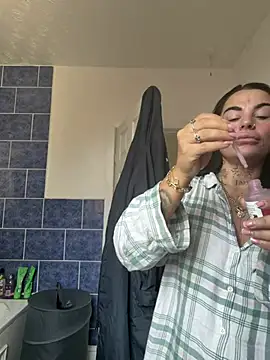 Snapshot of Darkfantisyx chatting on April 6, 2026, 12:06 pm Darkfantisyx online show from April 6, 2026, 12:06 pm