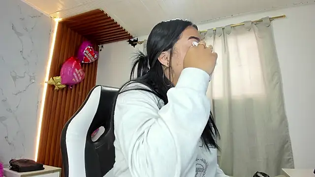 Snapshot of adhara__messY chatting on February 24, 2026, 1:42 pm adhara messY online show from February 24, 2026, 1:42 pm