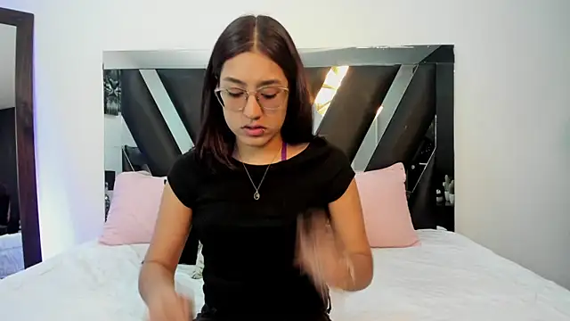 Mia Iron online show from May 19, 2026, 1:06 pm