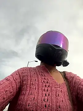 aleessiia online show from April 13, 2026, 1:05 pm