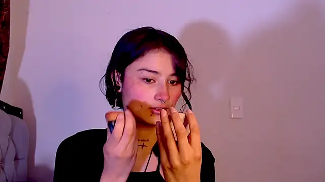 Lili  Clan online show from February 25, 2026, 1:32 pm