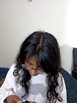 Lili  Clan online show from April 4, 2026, 1:37 am