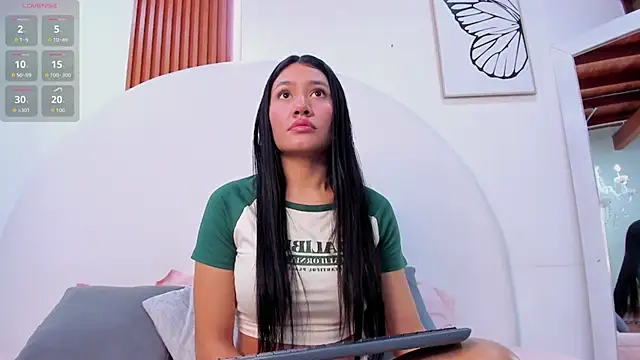 Violett Rosse  online show from March 6, 2026, 4:14 pm