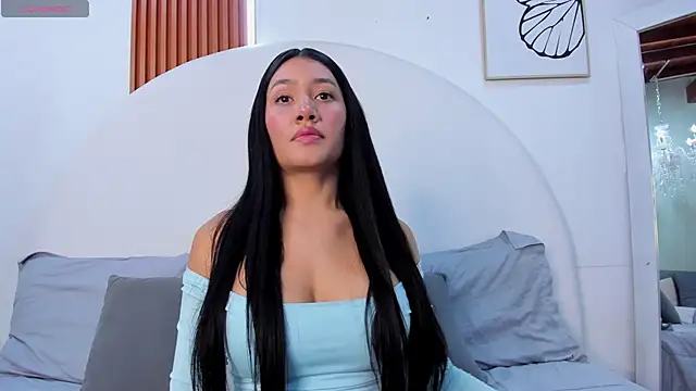 Violett Rosse  online show from March 13, 2026, 4:35 pm