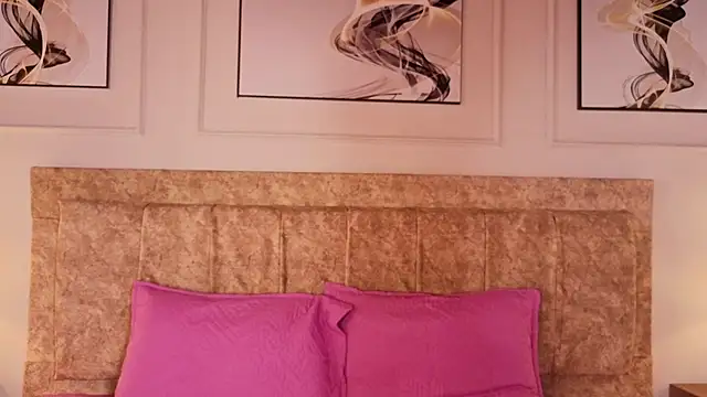 zoe moon   online show from July 17, 2026, 12:12 pm