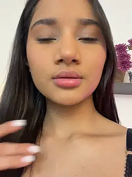 Snapshot of AlessiaVallmont chatting on February 24, 2026, 7:12 pm AlessiaVallmont online show from February 24, 2026, 7:12 pm