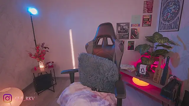 violette clerk1  online show from April 4, 2026, 9:34 pm