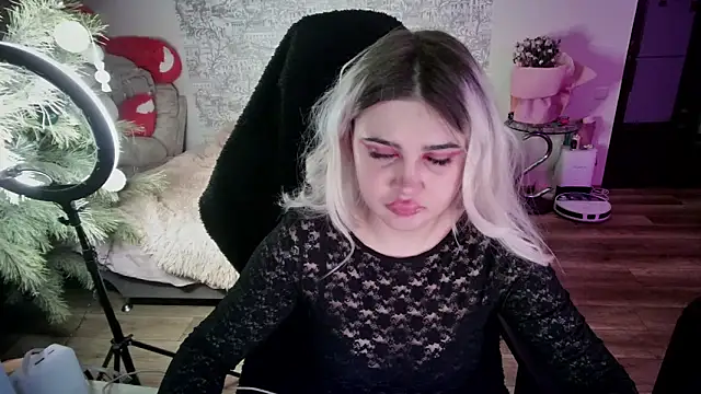 Snapshot of SlankyMic chatting on February 25, 2026, 7:12 pm SlankyMic online show from February 25, 2026, 7:12 pm