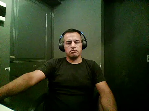 Snapshot of Valenthe26 chatting on February 17, 2026, 5:37 am Valenthe26 online show from February 17, 2026, 5:37 am