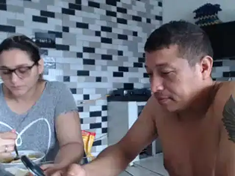 Snapshot of pareja_latina2214 chatting on February 19, 2026, 2:13 pm pareja latina2214 online show from February 19, 2026, 2:13 pm