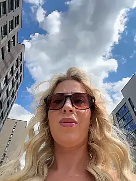 Snapshot of LisaMurr chatting on July 1, 2026, 11:12 am LisaMurr online show from July 1, 2026, 11:12 am