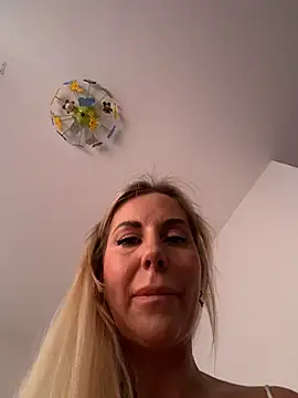 Snapshot of LisaMurr chatting on July 16, 2026, 10:21 am LisaMurr online show from July 16, 2026, 10:21 am