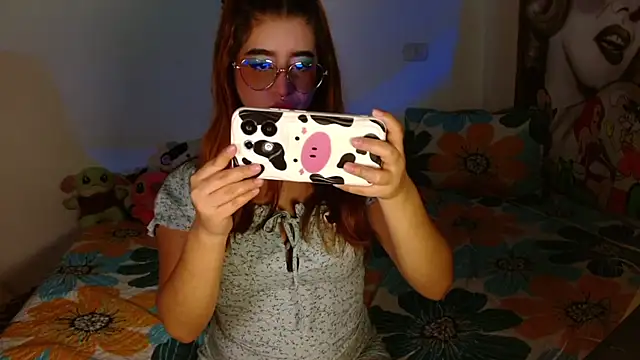 Snapshot of chloe_roxy chatting on April 8, 2026, 4:01 am chloe roxy online show from April 8, 2026, 4:01 am