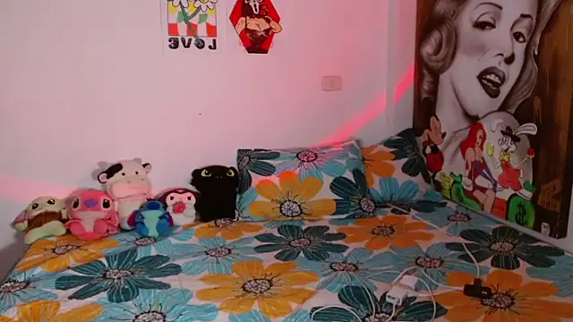 Snapshot of chloe_roxy chatting on April 9, 2026, 4:12 am chloe roxy online show from April 9, 2026, 4:12 am