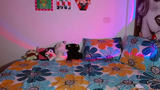 Snapshot of chloe_roxy chatting on April 10, 2026, 4:17 am chloe roxy online show from April 10, 2026, 4:17 am