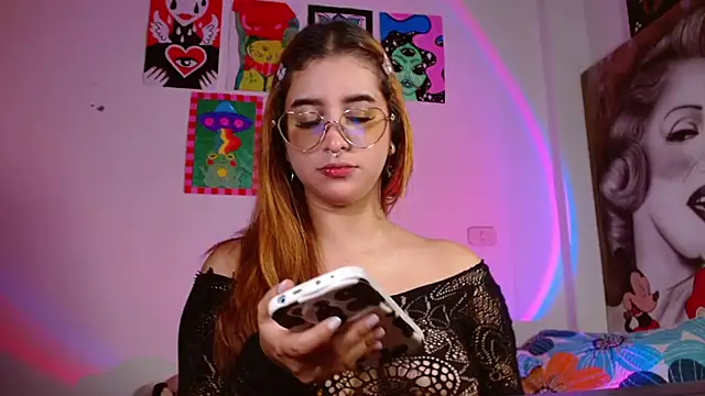 Snapshot of chloe_roxy chatting on April 11, 2026, 4:17 am chloe roxy online show from April 11, 2026, 4:17 am