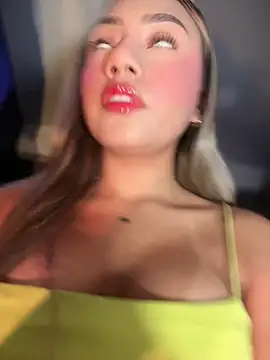 Dulce Sofi  online show from April 13, 2026, 10:37 pm