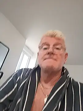 Snapshot of olivbisoumis chatting on February 18, 2026, 8:10 am olivbisoumis online show from February 18, 2026, 8:10 am