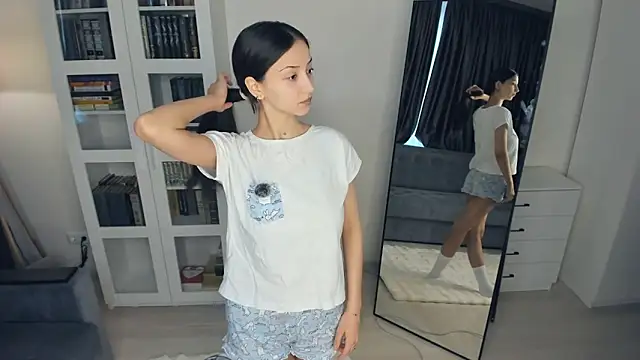 littleevilon online show from February 20, 2026, 8:16 am