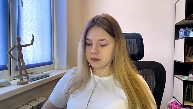 TomikoPfau online show from February 24, 2026, 8:01 am