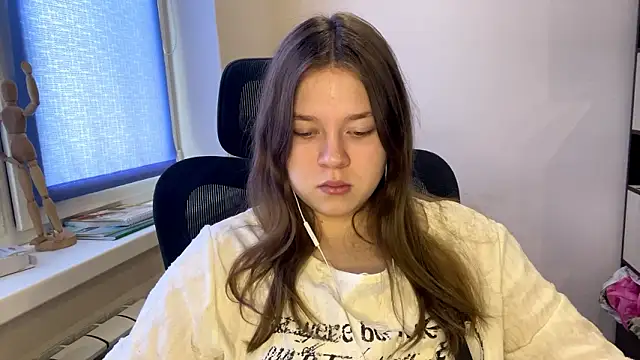 TomikoPfau online show from March 6, 2026, 7:49 am