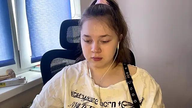 TomikoPfau online show from March 7, 2026, 7:49 am