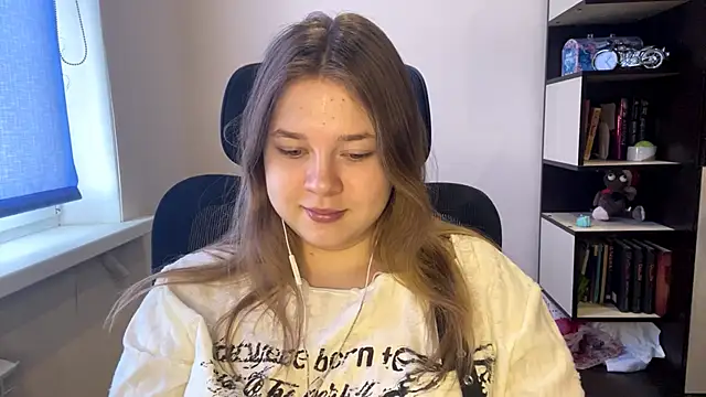 TomikoPfau online show from April 1, 2026, 7:53 am