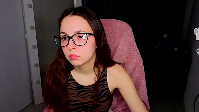 Snapshot of BellaThery chatting on February 24, 2026, 5:05 am BellaThery online show from February 24, 2026, 5:05 am