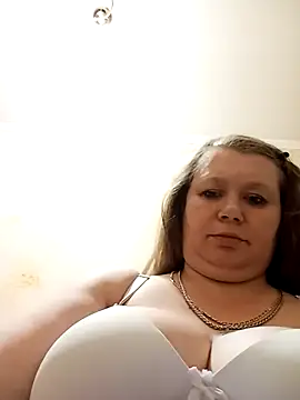 Snapshot of KiraStanton chatting on April 2, 2026, 11:35 pm KiraStanton online show from April 2, 2026, 11:35 pm