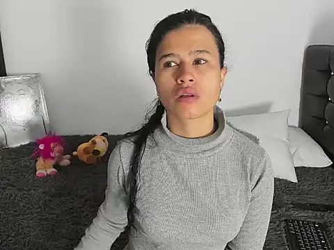 Snapshot of LatinaQueen23 chatting on March 27, 2026, 1:44 pm LatinaQueen23 online show from March 27, 2026, 1:44 pm