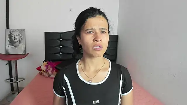 Snapshot of LatinaQueen23 chatting on April 15, 2026, 3:30 pm LatinaQueen23 online show from April 15, 2026, 3:30 pm