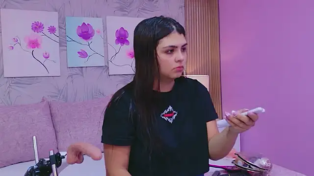 Snapshot of EmmaLeens chatting on April 14, 2026, 12:00 pm EmmaLeens online show from April 14, 2026, 12:00 pm