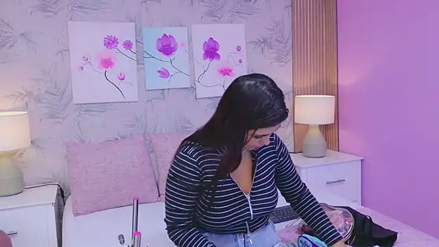 Snapshot of EmmaLeens chatting on April 16, 2026, 11:55 am EmmaLeens online show from April 16, 2026, 11:55 am