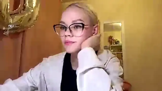 MiaCashe online show from April 9, 2026, 2:55 pm