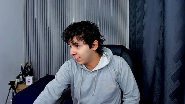 Snapshot of Julian_Smith21 chatting on May 26, 2026, 2:18 am Julian Smith21 online show from May 26, 2026, 2:18 am