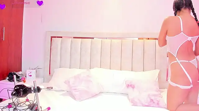 AlaiaMoretti  online show from April 14, 2026, 12:05 am