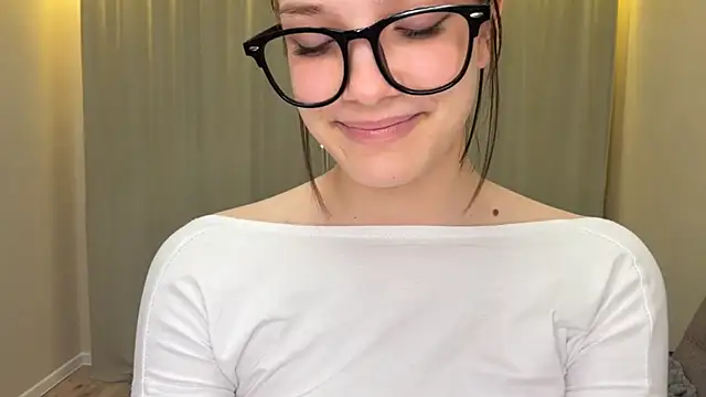 Snapshot of Carolini_i chatting on April 4, 2026, 8:17 pm Carolini i online show from April 4, 2026, 8:17 pm