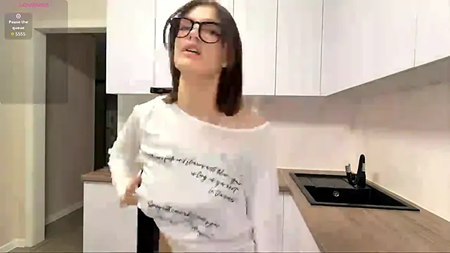 Snapshot of Carolini_i chatting on April 13, 2026, 6:02 pm Carolini i online show from April 13, 2026, 6:02 pm