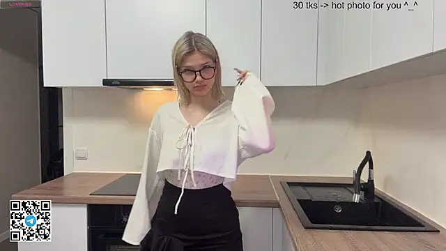 Snapshot of Carolini_i chatting on April 21, 2026, 5:39 pm Carolini i online show from April 21, 2026, 5:39 pm