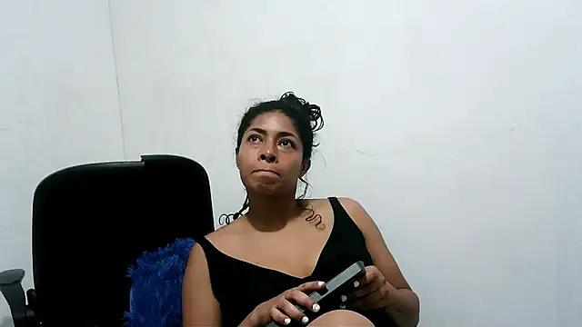 Couplesweethot online show from April 15, 2026, 5:09 pm