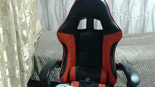 Snapshot of Golden_Muse chatting on February 25, 2026, 9:35 pm Golden Muse online show from February 25, 2026, 9:35 pm