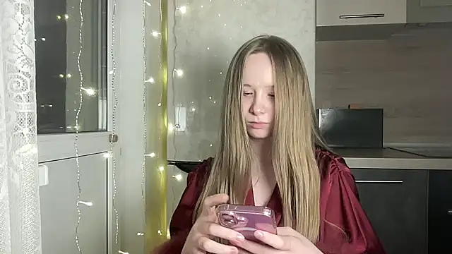 cutefoxieee online show from April 8, 2026, 5:46 pm