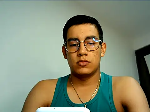 Snapshot of Noahfox19 chatting on March 18, 2026, 11:52 pm Noahfox19 online show from March 18, 2026, 11:52 pm