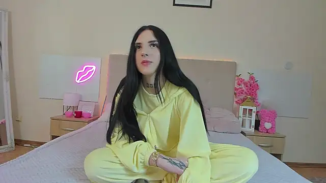 TiffanyHhot online show from April 3, 2026, 12:36 pm