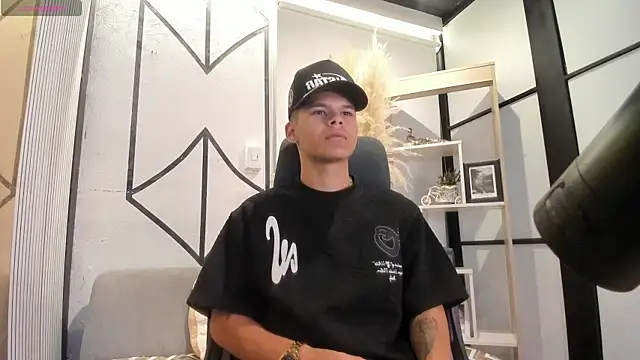 DylanRoyce  online show from May 12, 2026, 12:46 pm